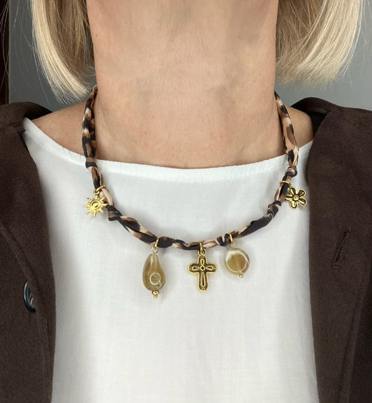 Collana in Tessuto Animalier con Ciondoli "Wild Charm"