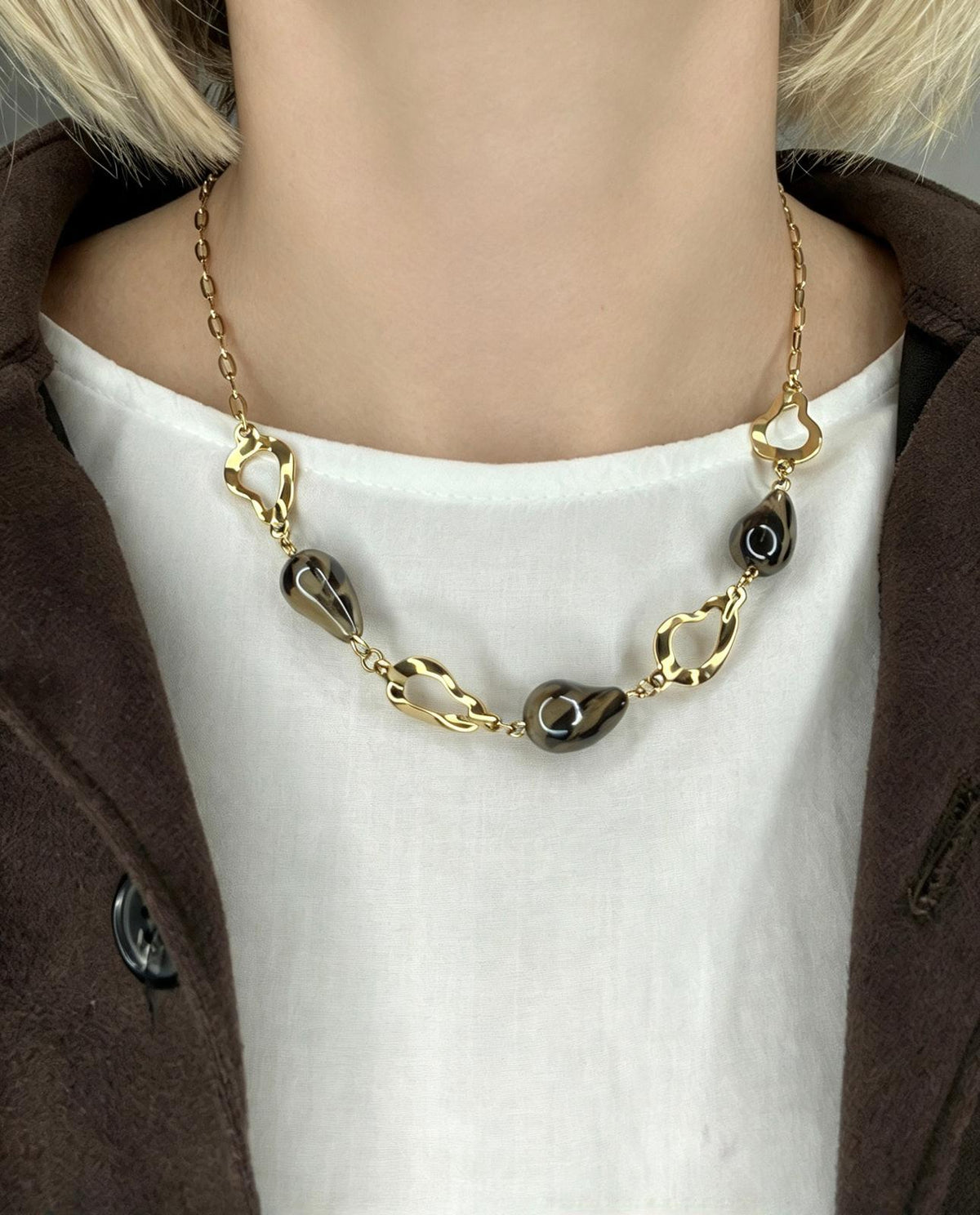 Collana Scultorea "Abstract Drops" – Acciaio Inossidabile con Elementi Fluidi e Perle Sagomate