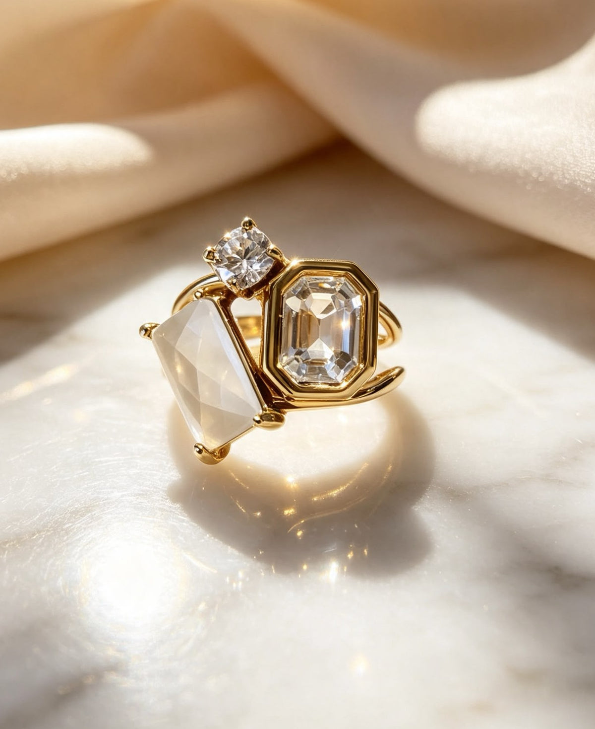 Anello "Trilogia Contemporanea" con Cristalli Multi-Taglio