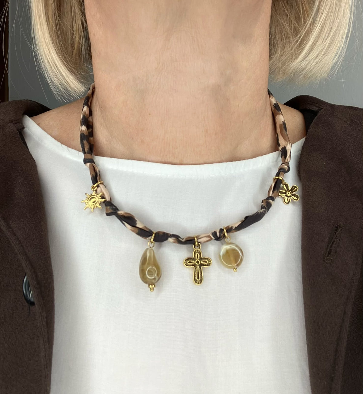Collana in Tessuto Animalier con Ciondoli "Wild Charm"