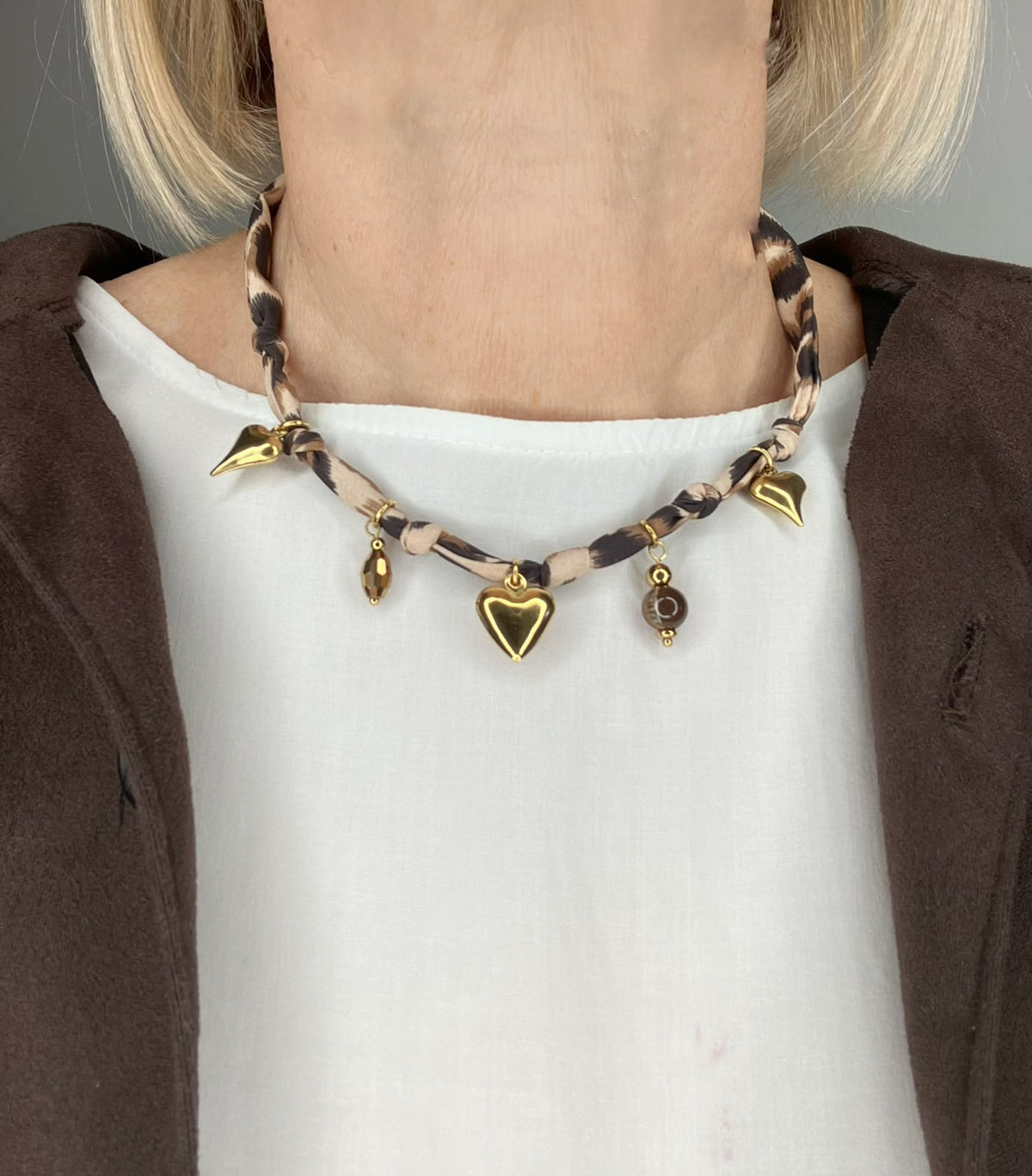 Collana in Tessuto Animalier con Ciondoli "Wild Charm"