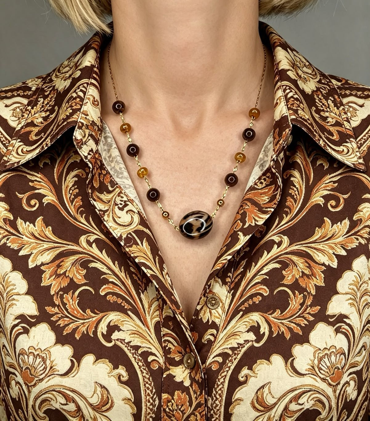 Girocollo "Wild Amber" – Collana in Acciaio Oro con Ovale Tartarugato e Sfere Autunnali