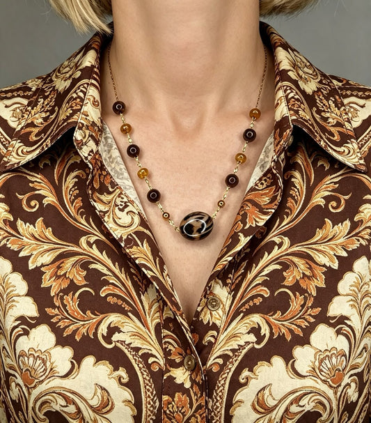 Girocollo "Wild Amber" – Collana in Acciaio Oro con Ovale Tartarugato e Sfere Autunnali
