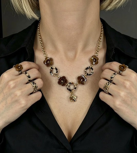 Girocollo "Petal & Amber" – Collana in Acciaio Oro con Fiori Lucidi e Charm Pendente