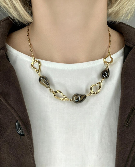 Collana Scultorea "Abstract Drops" – Acciaio Inossidabile con Elementi Fluidi e Perle Sagomate