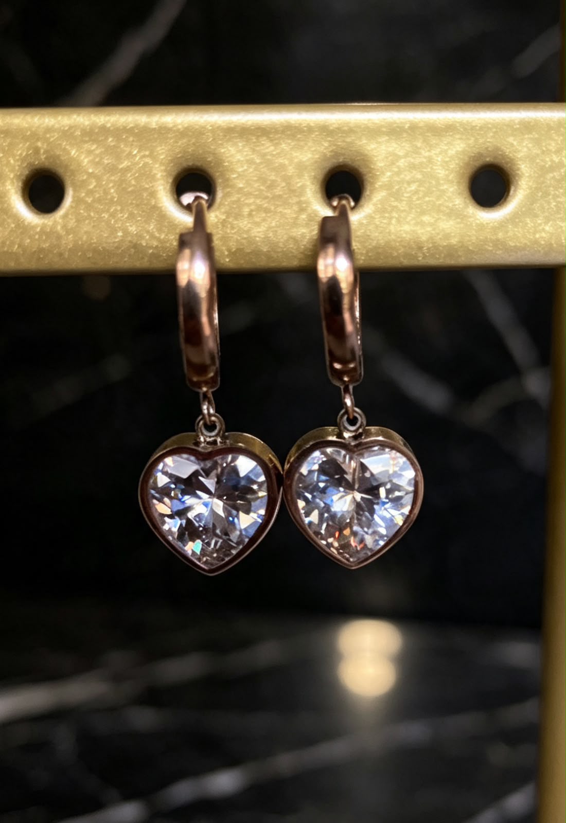 Orecchini Huggie "Sparkling Heart" – Acciaio Inossidabile