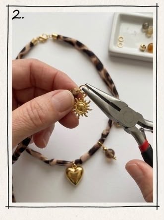 Collana in Tessuto Animalier con Ciondoli "Wild Charm"