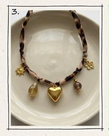 Collana in Tessuto Animalier con Ciondoli "Wild Charm"