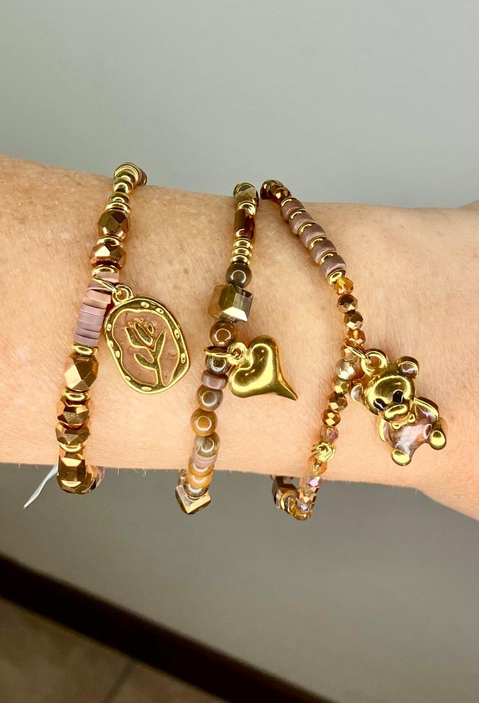 Bracciali Elasticizzati "Candy Stack" – Perline, Acciaio Dorato e Trio di Charms Set in tre pezzi
