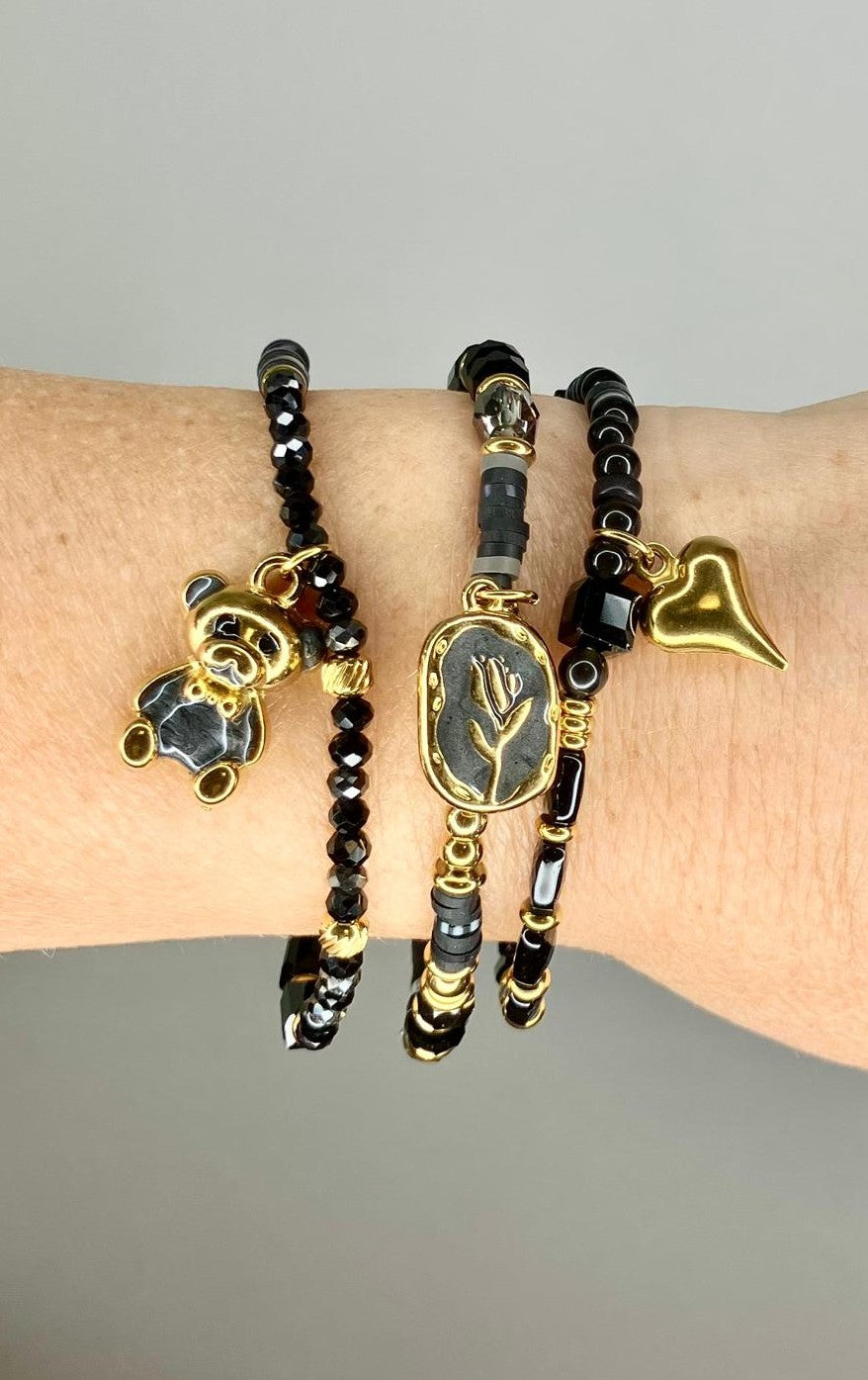 Bracciali Elasticizzati "Candy Stack" – Perline, Acciaio Dorato e Trio di Charms Set in tre pezzi