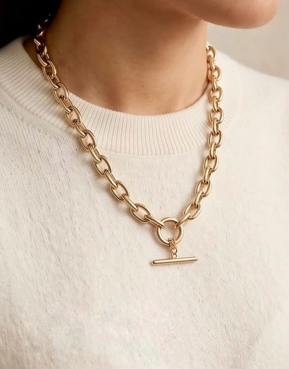 Collana a Catena "Chunky T-Bar" in Acciaio Dorato con Chiusura a Barra